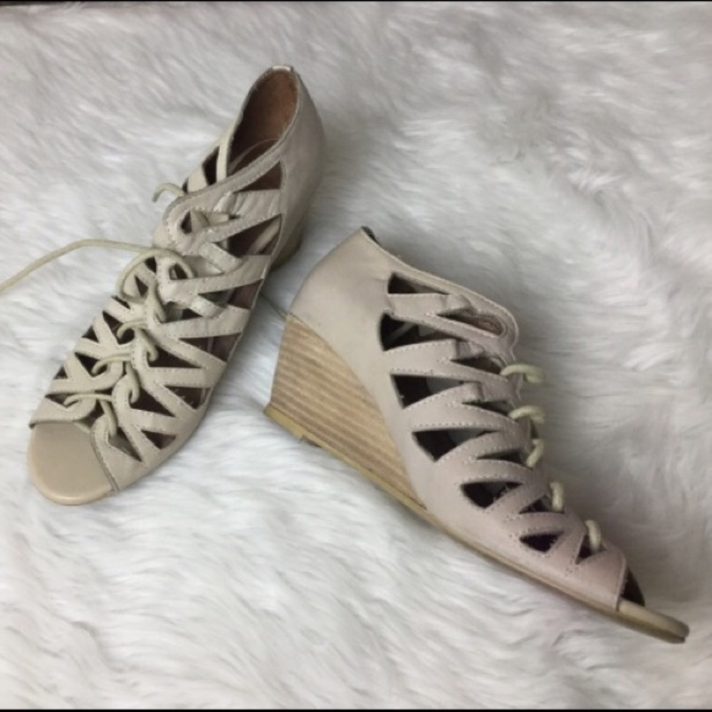 🛍 Office London wedge cutout sandals, EUC, 6.5